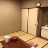 広くて天井の高い客室