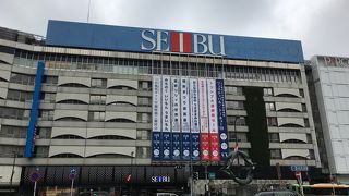 池袋駅の東口にある