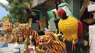 ワットパクナムの川向こうにあります