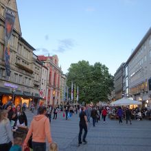 賑やかな通りです