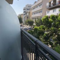 バルコニー付きと言っても、街中なので。