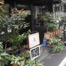 クラシックと絵画で優雅な珈琲タイムが楽しめます。