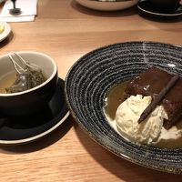 デーツ蒸しケーキとアイス、ジャスミンティー