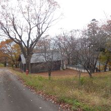 建物外観と芝居見物のための観客席となる広場