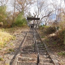 東町の歌舞伎舞台のある祢津日吉神社・参道（石段下から）