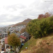 東町の歌舞伎舞台のある祢津日吉神社・参道（石段から街並み）