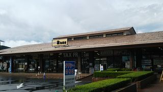 大規模なレストラン＆お土産処です。