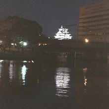 大阪城ライトアップを川から