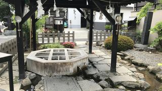 こんこんと湧いてます。