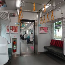 車両間のドアは開きっぱなし。冬は風が吹き抜けとても寒い