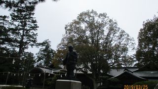 ウサギを助けた大国主大神の像