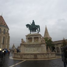 教会と漁夫の砦に囲まれた広場の中央にあります