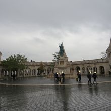 漁夫の砦が後陣のようになっています