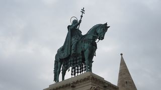 マチャーシュ教会前の広場にある騎馬像