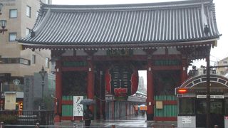 浅草寺の入口の門でした。