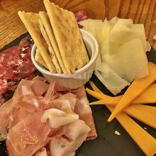 生ハムとチーズの盛り合わせ