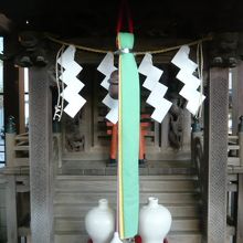 鳥居の奥の甲賀稲荷神社の祠です。甲賀一族の信仰の対象です。