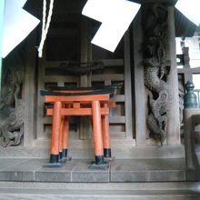 甲賀稲荷神社の祠の前には、なぜか小さな赤色の鳥居があります。