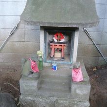 甲賀稲荷神社の祠の横には、小さな祠がありました。赤色の鳥居も