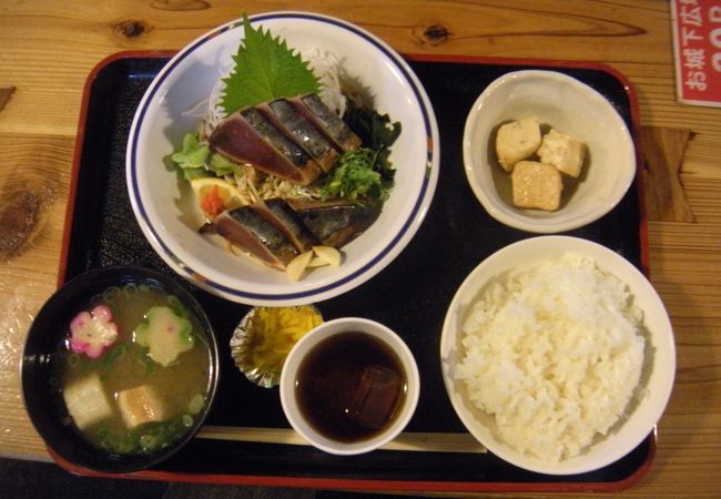 ひろめ市場で比較的空いているカツオのたたき店