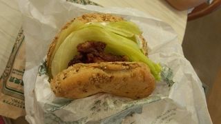 個性的なハンバーガーで、結構美味です。