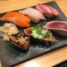 鮪、ハマチ、サーモンの握りに欲張りカツオ三貫