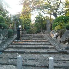 瑞円寺の参道の南側の石段です。落ち葉を掃いてた僧侶が見えます