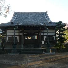 瑞円寺の本堂です。境内は、とても広いです。清々しく感じます。