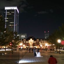 赤レンガの駅舎と夜空をバックに記念撮影をする業者がちらほら