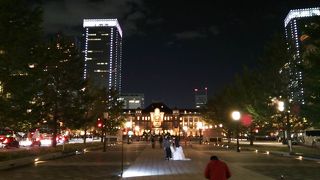 夜は記念撮影をする業者が多くあまりゆっくり歩けないかも