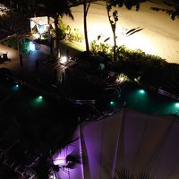 夜のプールとビーチ
