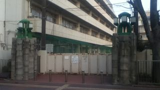 横浜市立港中学校の入口横にある