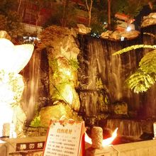 割と高さの有る滝を作ってます