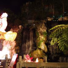 旧正月明けのランタンが滝の前に・・・