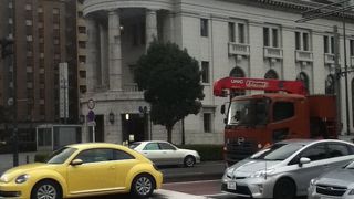 馬車道駅の西側横にある