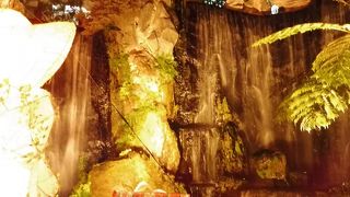 境内で逸れたら逸れここで待ち合わせ。