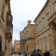 ９世紀頃に作られたという緩やかにカーブした石畳.