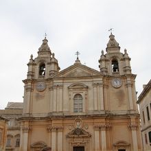 バロック様式の建物の両側に鐘楼がシンメトリーに配置.