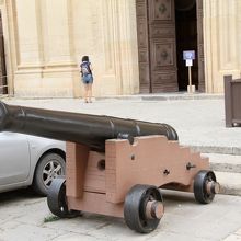 聖堂の玄関前に置かれた「大砲」