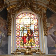 太陽の光が差し込むとステンドグラスが映えますね～