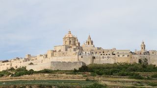 長い歴史と荘厳さを感じる建物です。