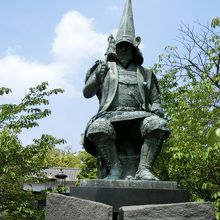 熊本城の入り口には加藤清正公の銅像があります。