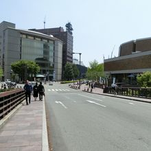 熊本城入り口から市街地を観る