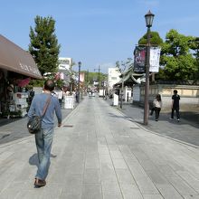 太宰府天満宮の参道です。両側にはたくさんのお店が並んでいる。