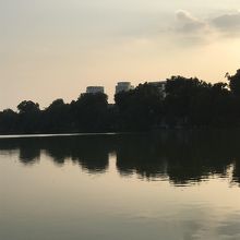 湖にかかる赤い橋