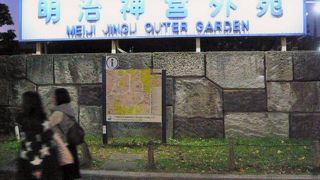 明治神宮外苑は、もともと陸軍の青山練兵場の跡だったそうです。現在は、きれいな公園です。