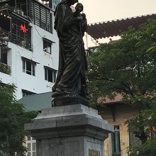 教会の前に建つ　聖母子像
