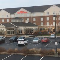 フリーウェイを降りてすぐの位置にあります。