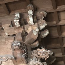 手の込んだ彫刻…それにケヤキ造りだ