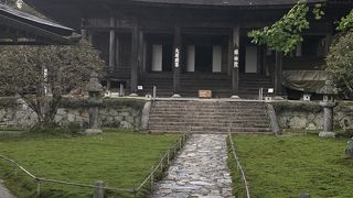 金色の「証拠の阿弥陀さま」がいらっしゃる